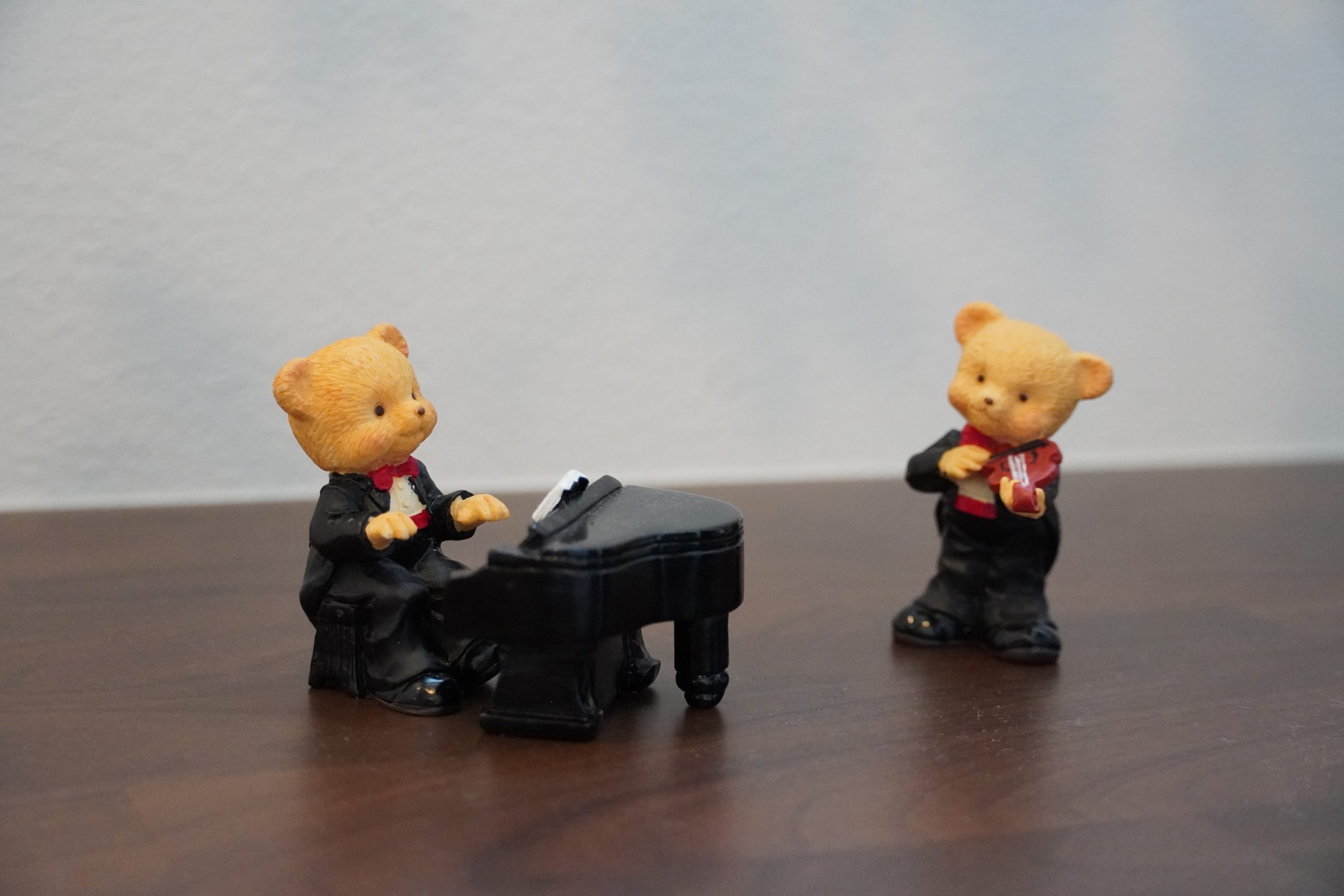 ピアノとバイオリンを演奏するクマの置物